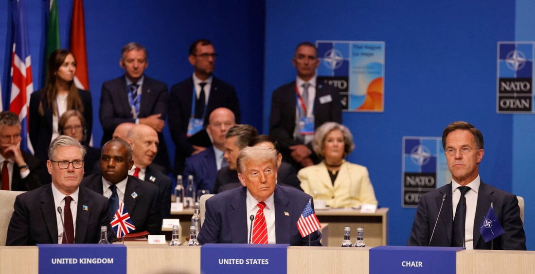 O primeiro-ministro britânico, Keir Starmer, o presidente dos EUA, Donald Trump, e o secretário-geral da OTAN, Mark Rutte, durante reunião da OTAN