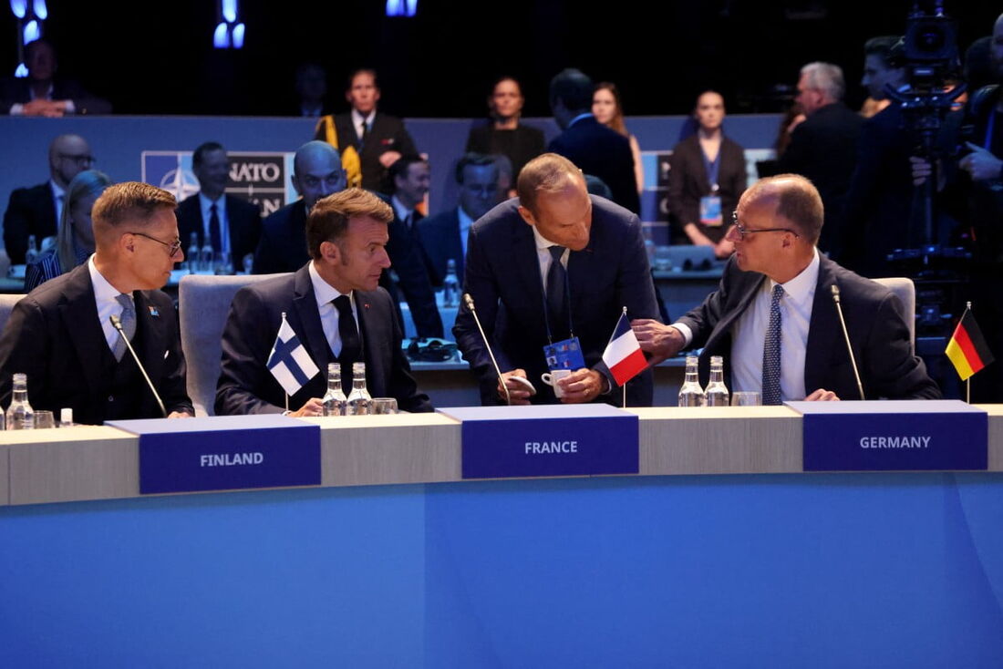 O presidente da Finlândia, Alexander Stubb (Esq), o presidente da França, Emmanuel Macron (2&ordm; Esq) e o chanceler da Alemanha, Friedrich Merz