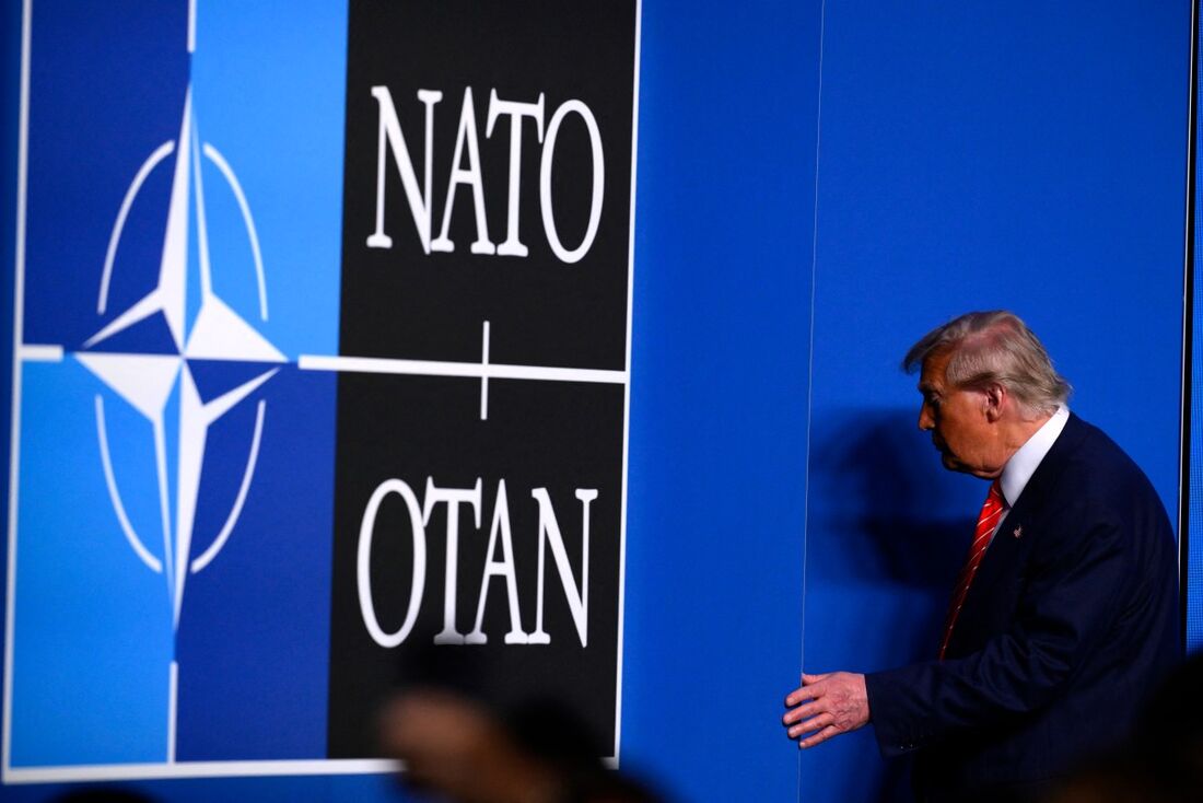 O presidente dos EUA, Donald Trump, sai no final de uma coletiva de imprensa durante a cúpula da Organização do Tratado do Atlântico Norte (OTAN)