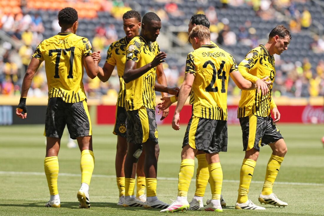 Jogadores do Borussia Dortmund comemoram o gol da equipe, que foi marcado por Daniel Svensson