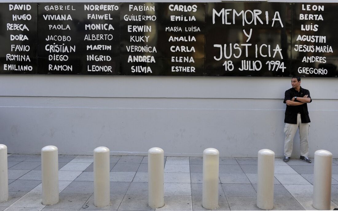 Um homem monta guarda em frente à sede da AMIA (Associação Mutual Israelita Argentina), em Buenos Aires.