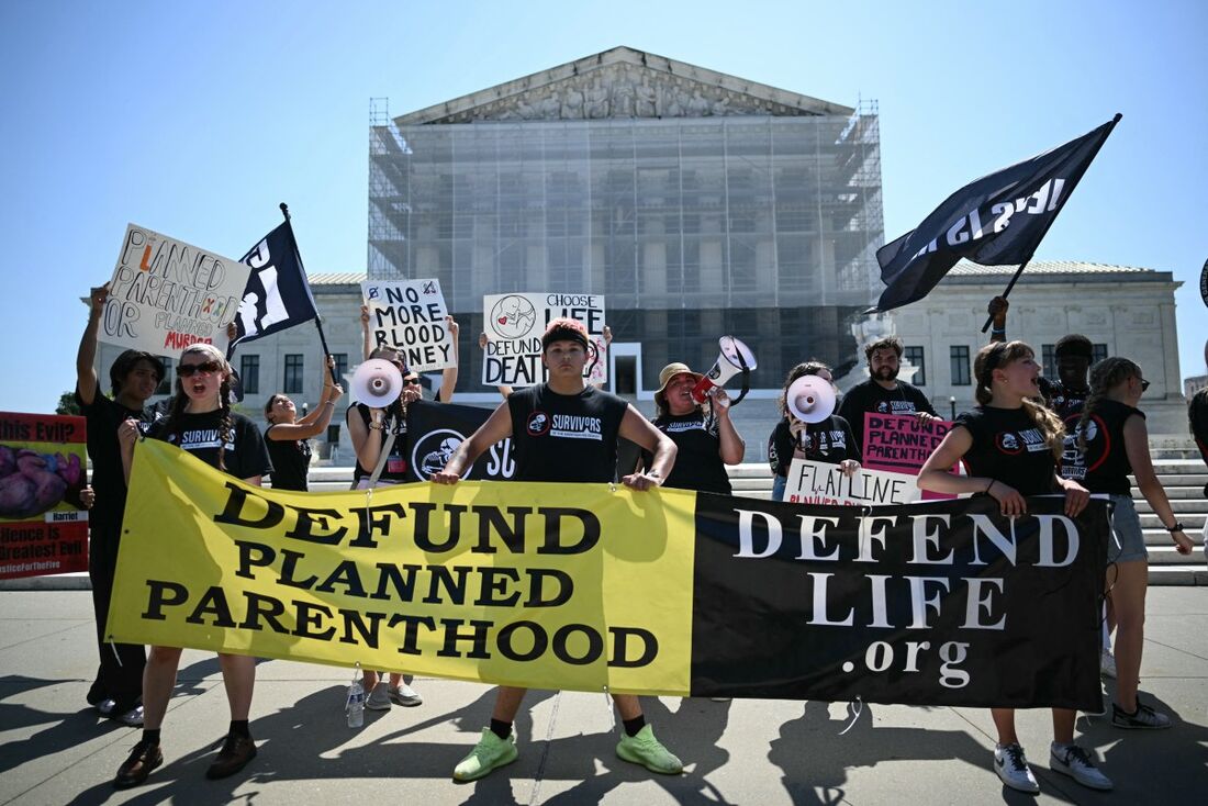Ativistas antiaborto protestam na Suprema Corte dos EUA