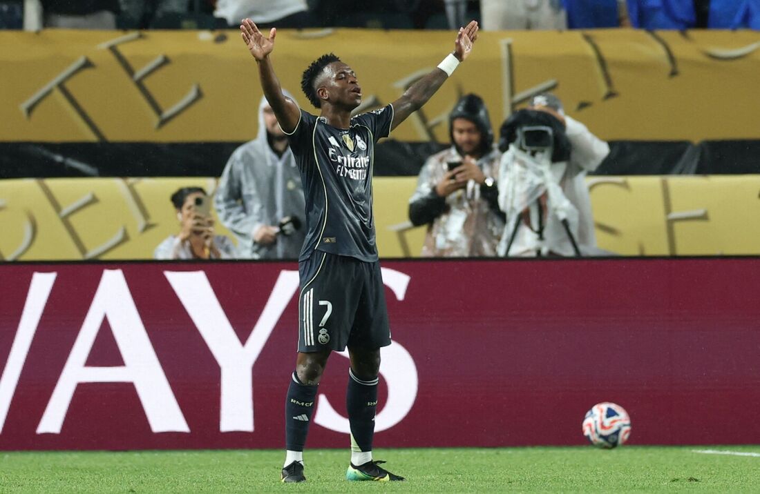 Vinícius Júnior, atacante brasileiro do Real Madrid, comemora o seu gol, o primeiro na vitória por 3 a 0 em cima do Salzburg