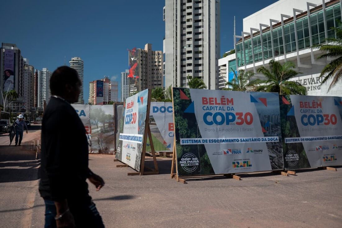 Um homem passa por uma obra de infraestrutura em andamento para a COP30 em Belém, estado do Pará, Brasil