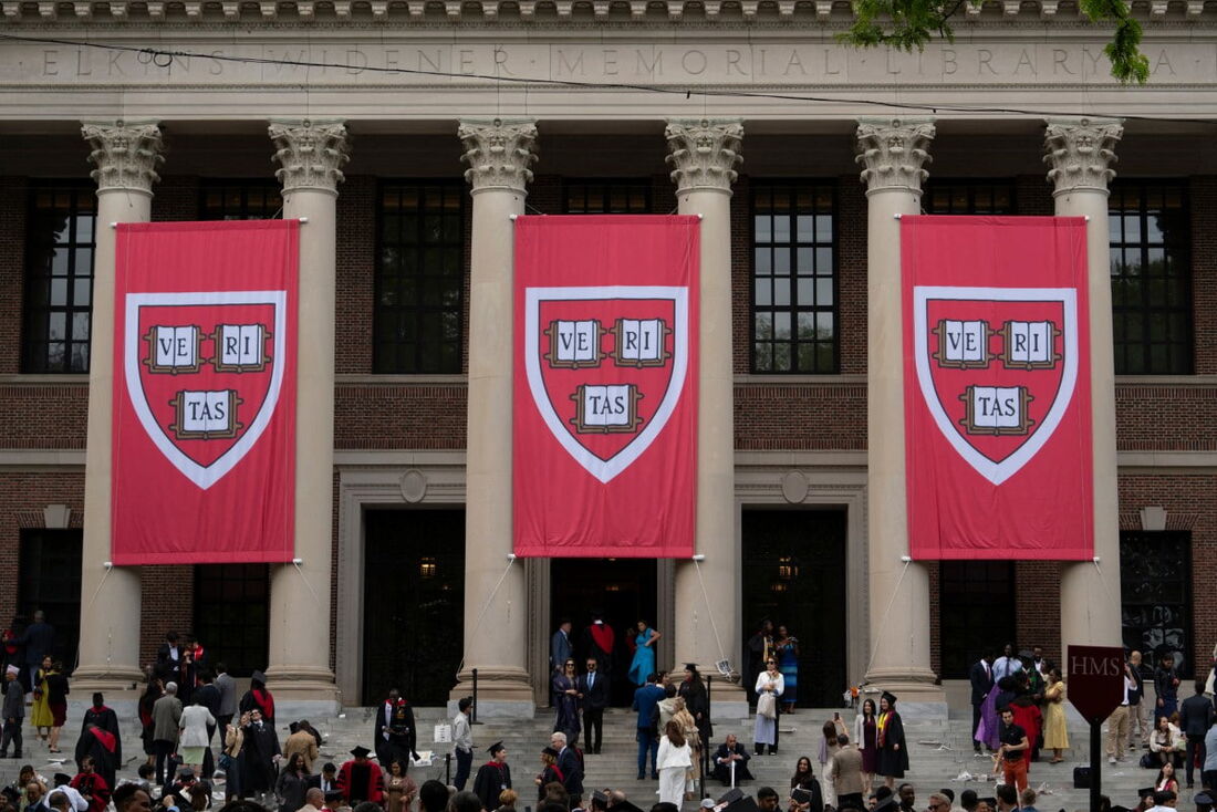  Faixas de Harvard em frente à Biblioteca Widener durante a 374ª cerimônia de formatura de Harvard no Harvard Yard, em Cambridge, Massachusetts