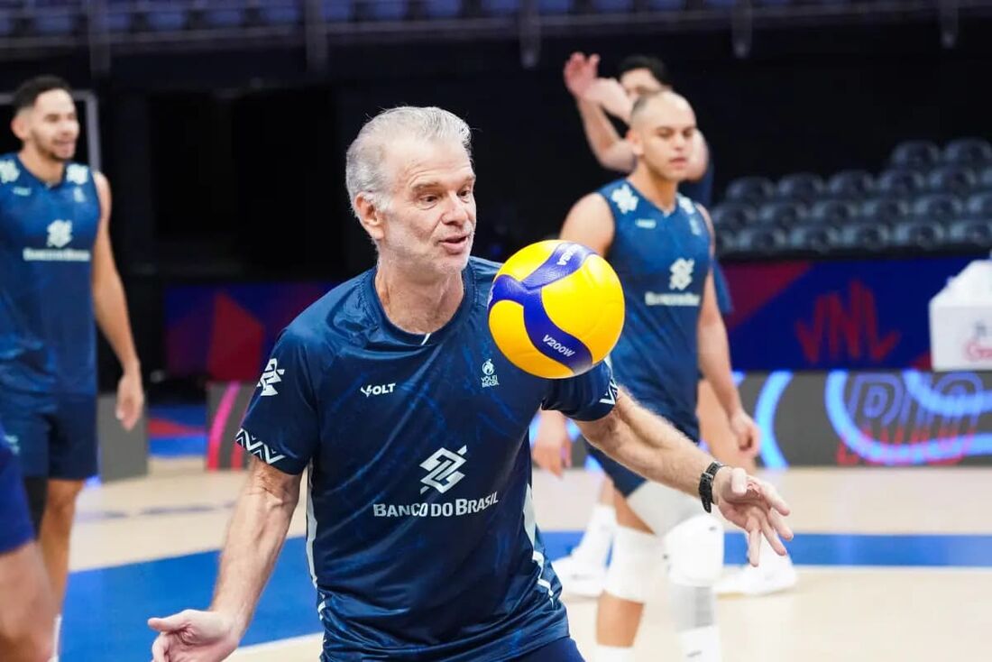 Técnico Bernardinho comanda a Seleção Brasileira de Vôlei por mais um ciclo