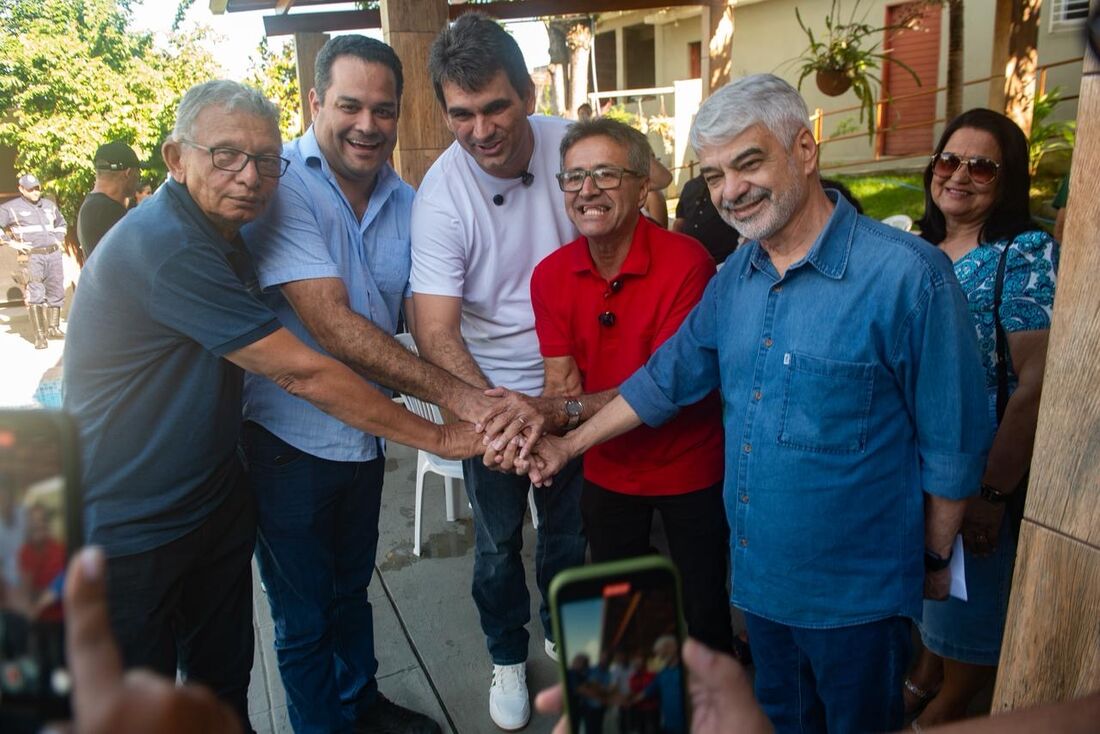 O prefeito de Feira Nova, Joel Gonzaga; o ex-prefeito Danilson Gonzaga; o presidente da Amupe, Marcelo Gouveia; o vereador Daniel Araújo; e o senador Humberto Costa