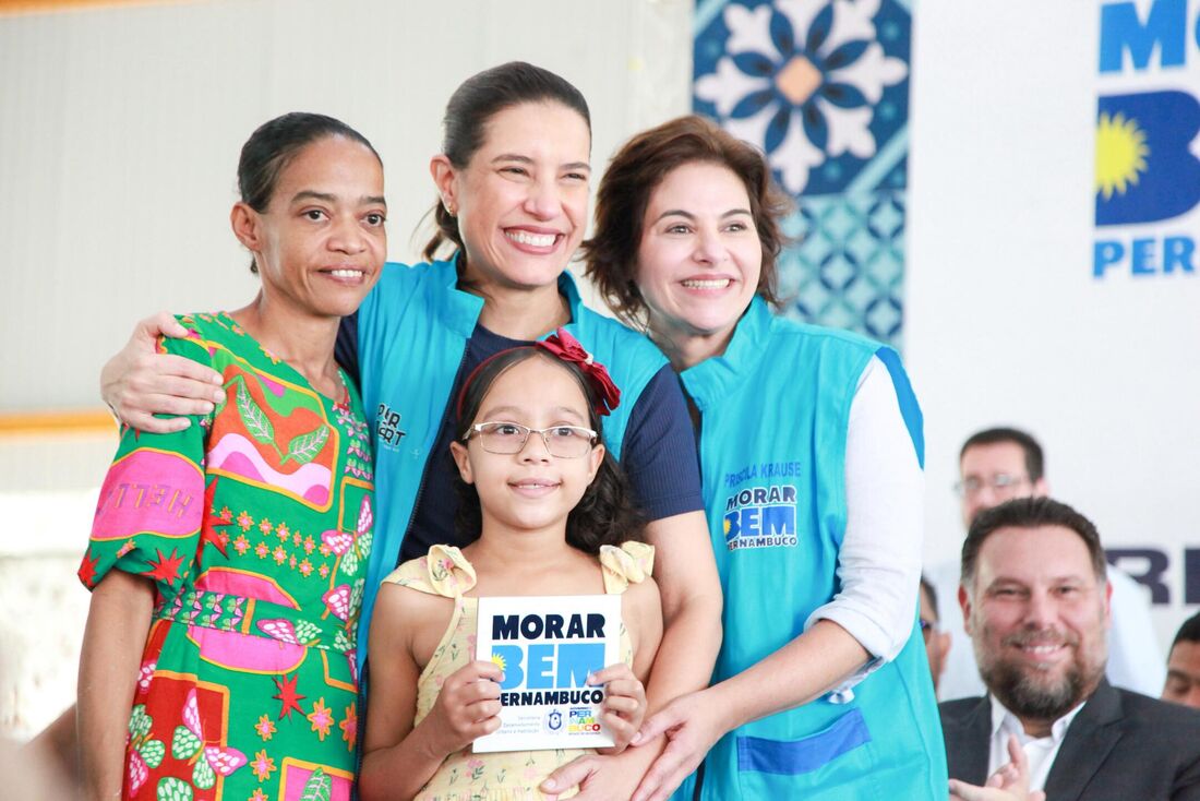 Governadora Raquel Lyra entrega títulos de moradia no bairro de Roda de Fogo