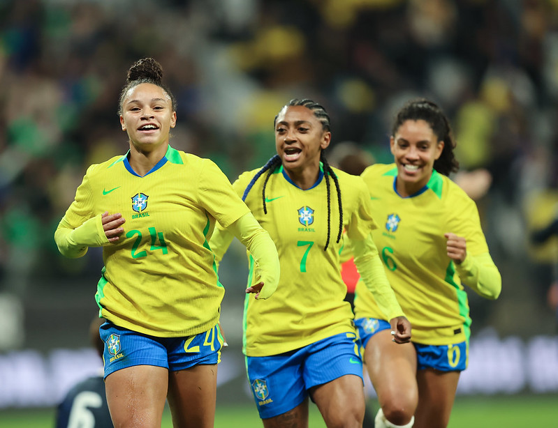 Seleção feminina dá salto no ranking da Fifa e sobe para o 4&ordm; lugar
