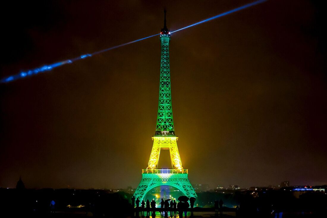 Torre Eiffel iluminada com as cores da bandeira do Brasil