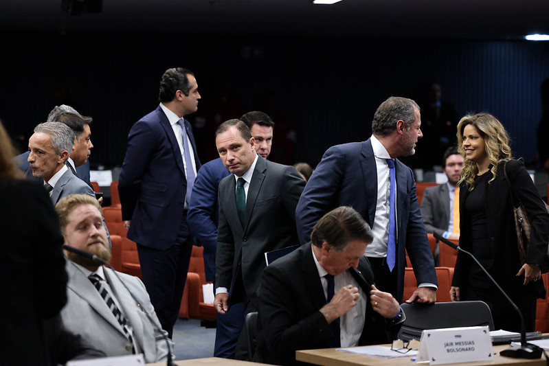 Mauro Cid olha na direção do ex-presidente Jair Bolsonaro Durante interrogatórios dos réus da Ação Penal (AP) 2668  
