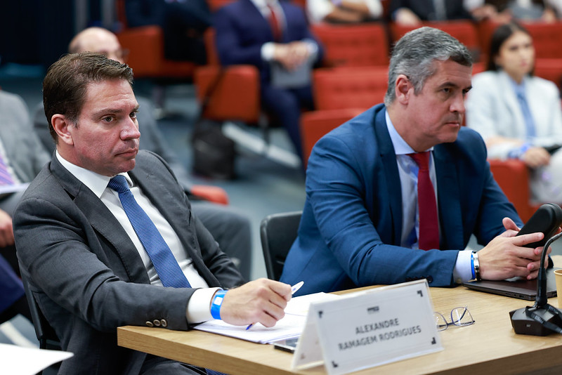 Alexandre Ramagem Rodrigues com o advogado Paulo Renato Garcia Cintra Pinto no interrogatório sobre a tentativa de golpe
