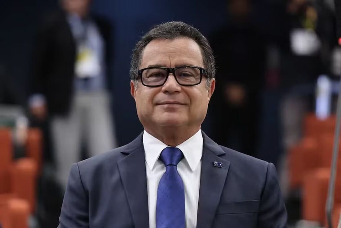 O ex-comandante da Marinha Almir Garnier Santos durante interrogatório no STF