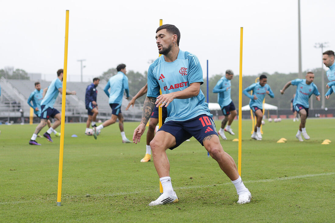 O Flamengo treinou neste domingo (15) e pretende estrear bem perante o Espérance, da Tunísia