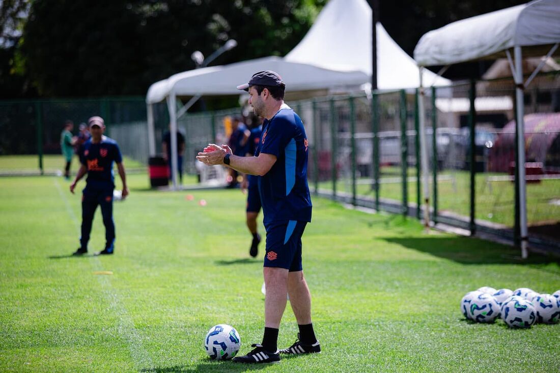 Daniel Paulista comanda treinamento com o Sport