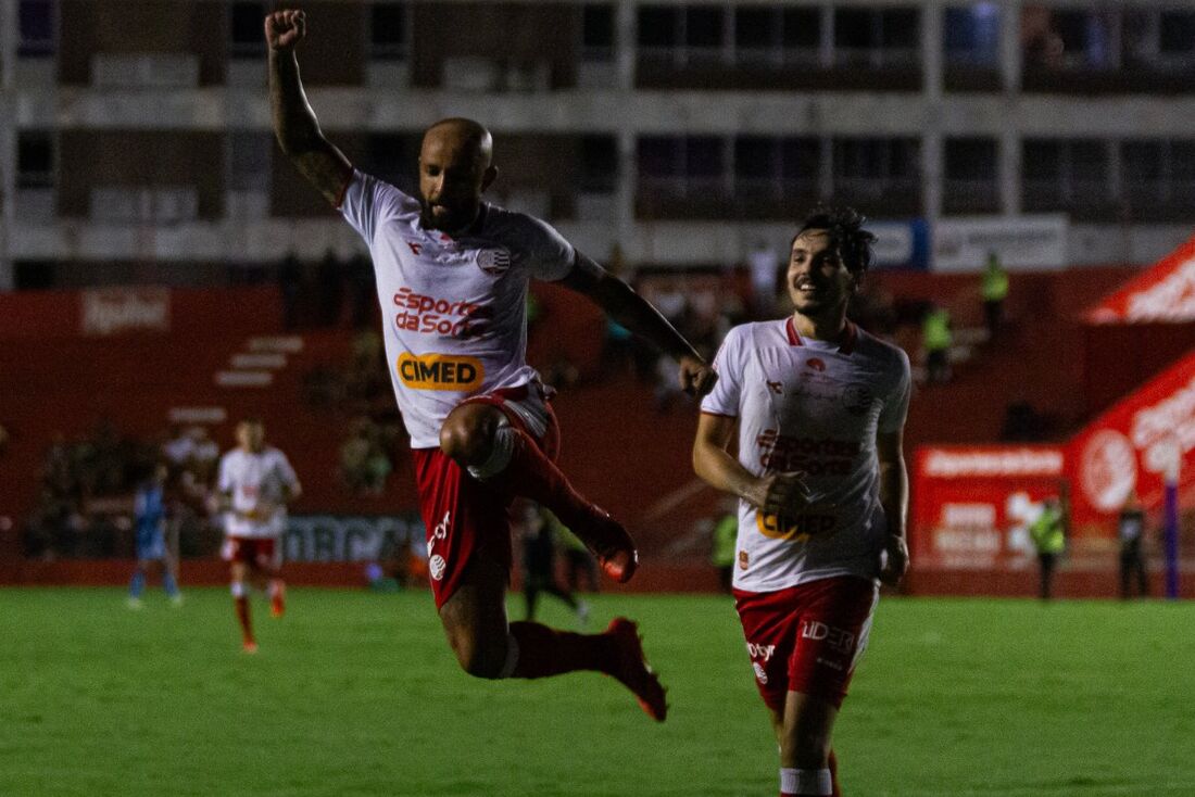 Patrick Allan comemora gol do Náutico