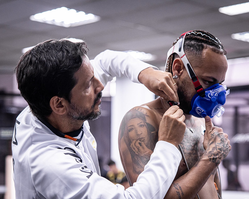 Neymar durante reapresentação do Santos