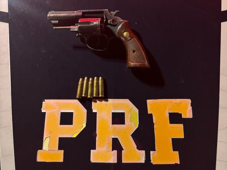 A Polícia Rodoviária Federal apreendeu o revólver em operação deste domingo (22), em Arcoverde, no Sertão do estado