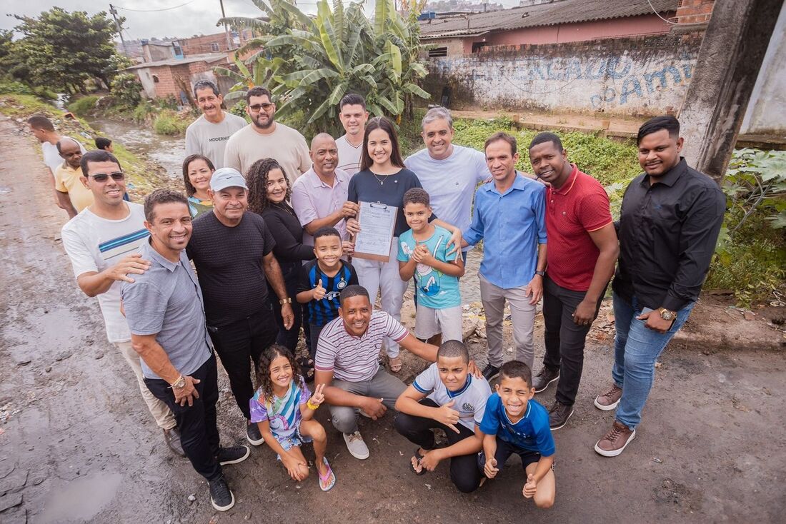 Prefeita de Olinda, Mirella Almeida, com secretários municipais e representantes das comunidades de Sapucaia e Aguazinha