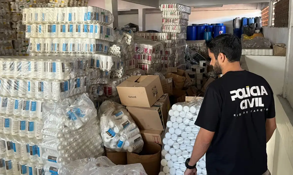 Polícia fecha duas fábricas clandestinas de cosméticos no Rio de Janeiro
