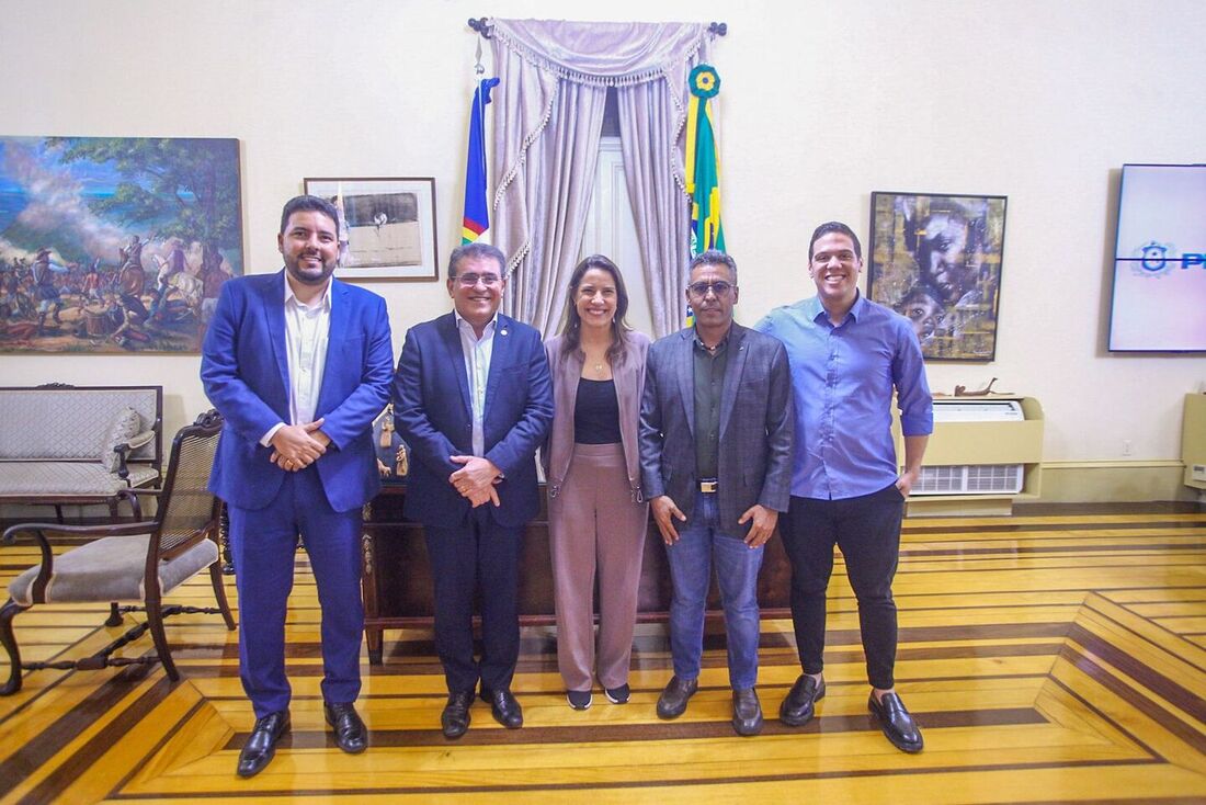 Secretário-executivo da Casa Civil Yuri Coriolano; Luciano Duque; Raquel Lyra; Marcos Xukuru; e o presidente da Câmara de Pesqueira, Guila Araújo