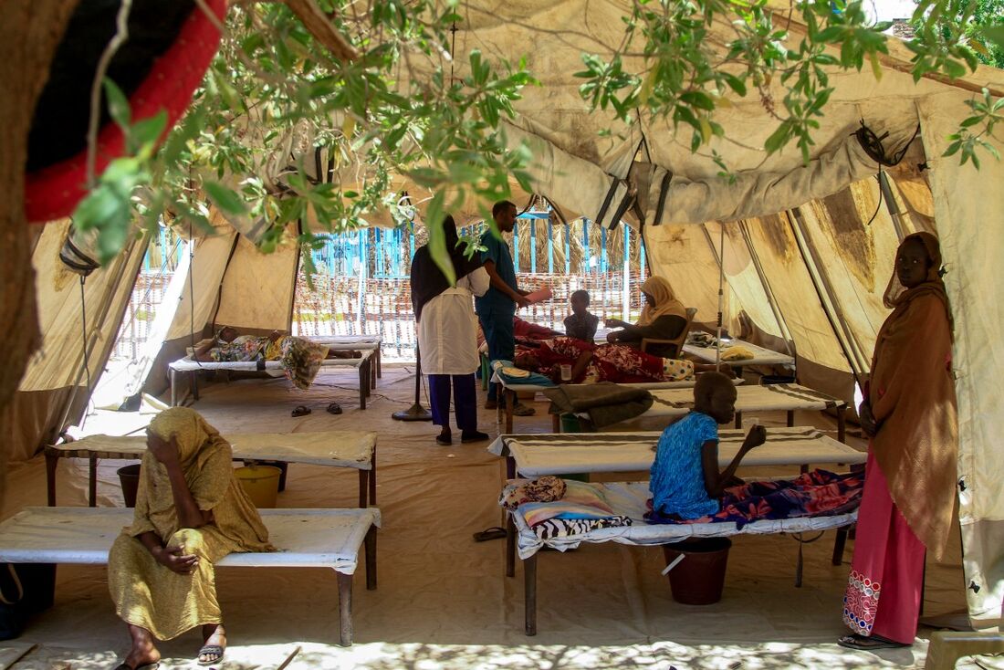 Médico visita pacientes de cólera em uma unidade de isolamento do lado de fora do Hospital Bashayer, ao sul de Cartum