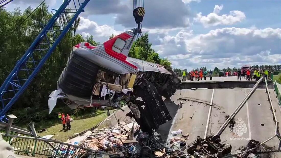 O colapso noturno de duas pontes em regiões russas na fronteira com a Ucrânia, que matou sete pessoas, foi causado por explosões, disseram autoridades russas neste domingo, tratando os incidentes como "atos de terrorismo"