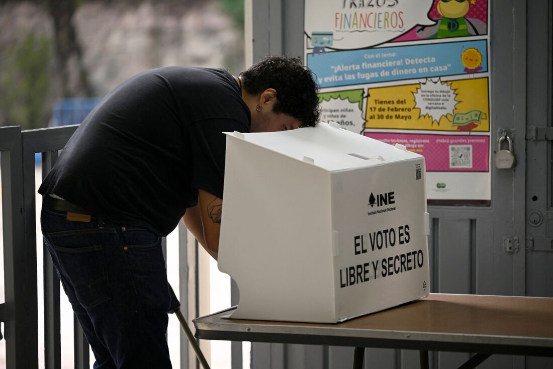 As urnas foram abertas no domingo em eleições que tornam o México o único país do mundo a escolher seus juízes em todos os níveis por voto popular