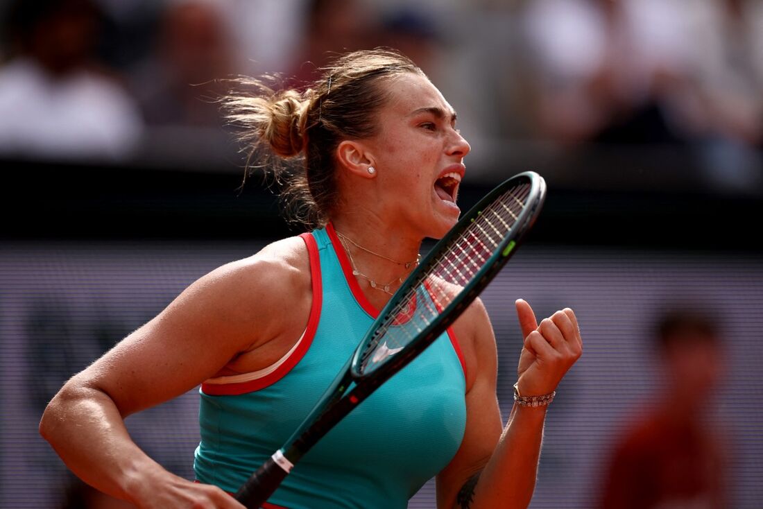 A bielorrussa Aryna Sabalenka reage após um ponto durante sua partida de simples feminina contra a americana Amanda Anisimova no oitavo dia do torneio de tênis Roland Garros, na Quadra Suzanne-Lenglen