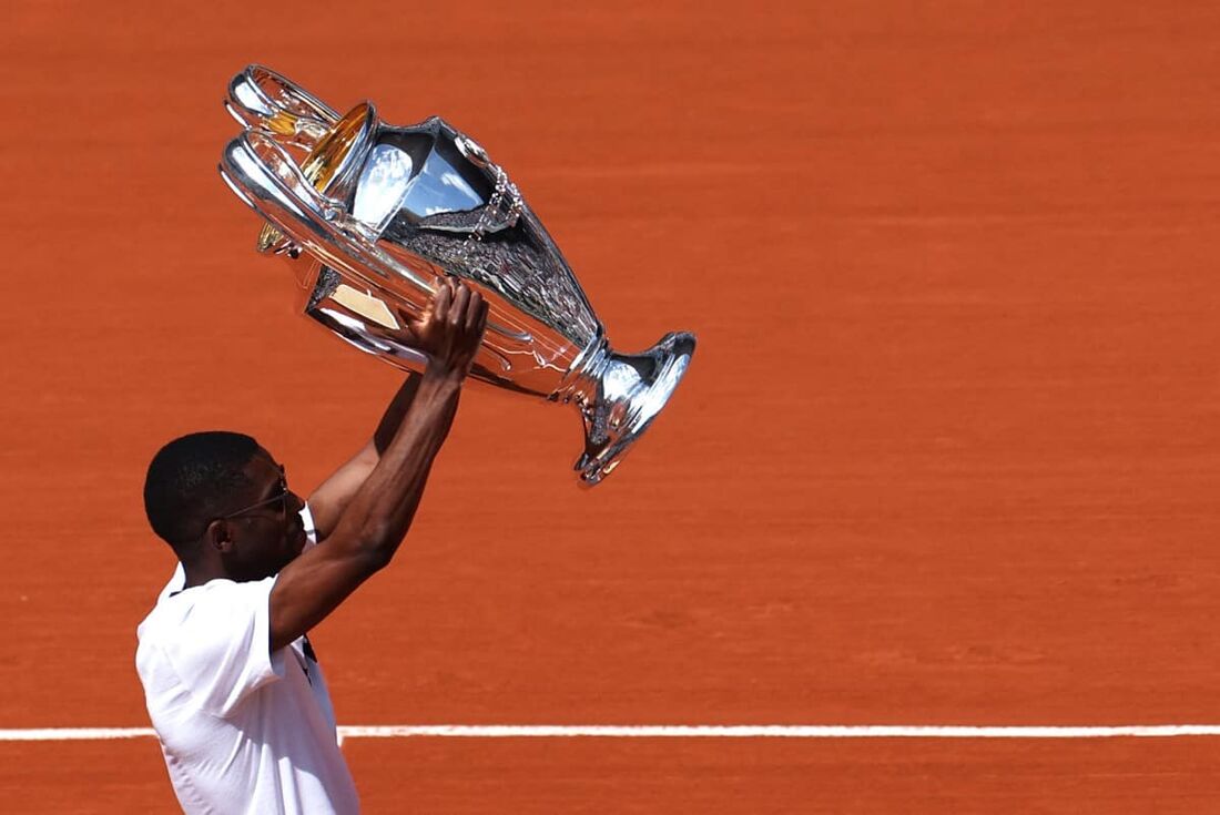 O atacante francês Ousmane Dembélé, do Paris Saint-Germain, com o troféu da Liga dos Campeões da UEFA 