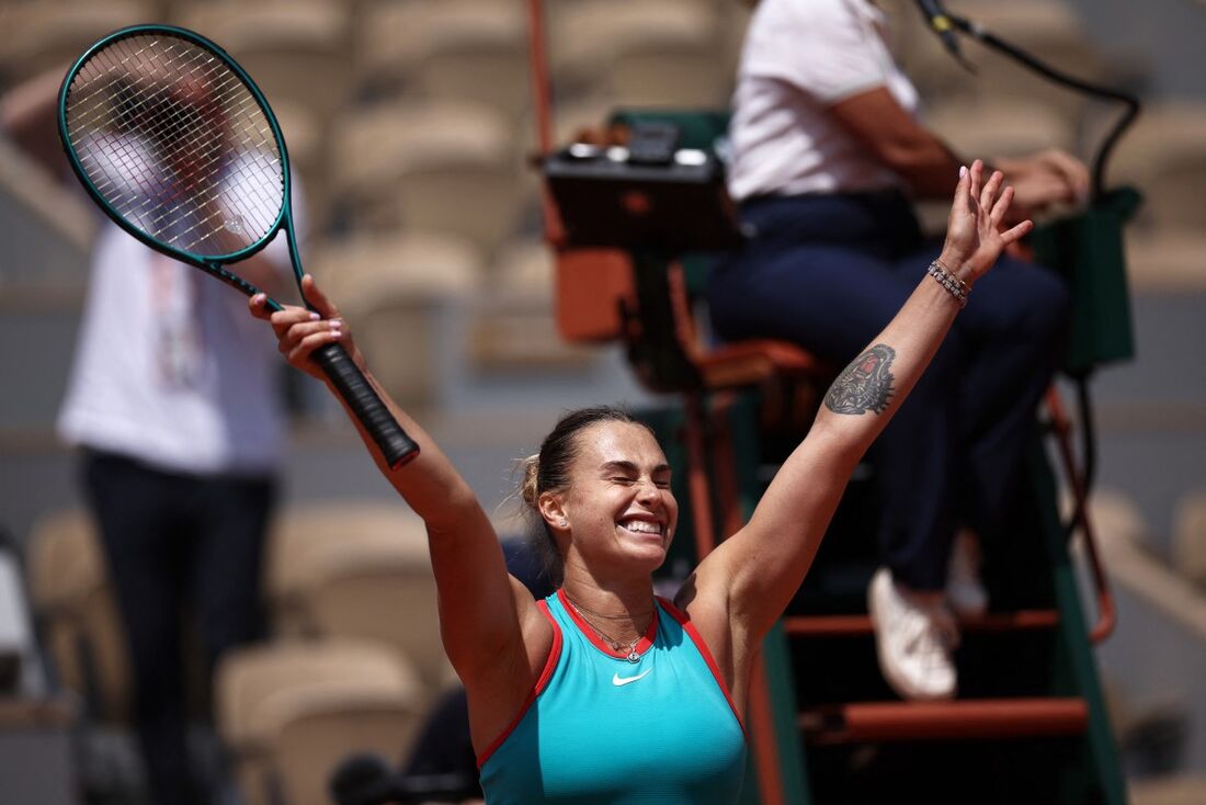 Aryna Sabalenka comemora vitória diante de Zheng Qinwen