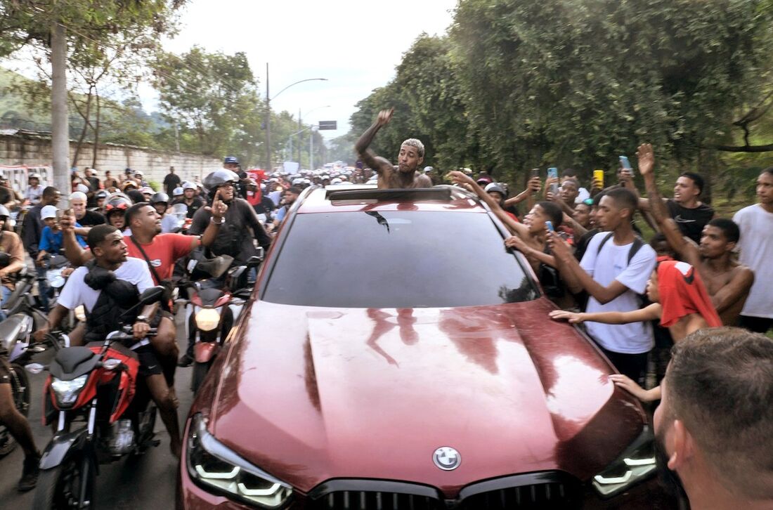 Spray de pimenta, confusão e crianças de colo: saída de MC Poze do Rodo da prisão reuniu multidão