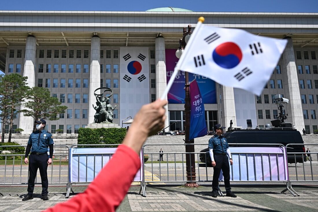 Pessoa com bandeira da Coreia do Sul durante período eleitoral no país