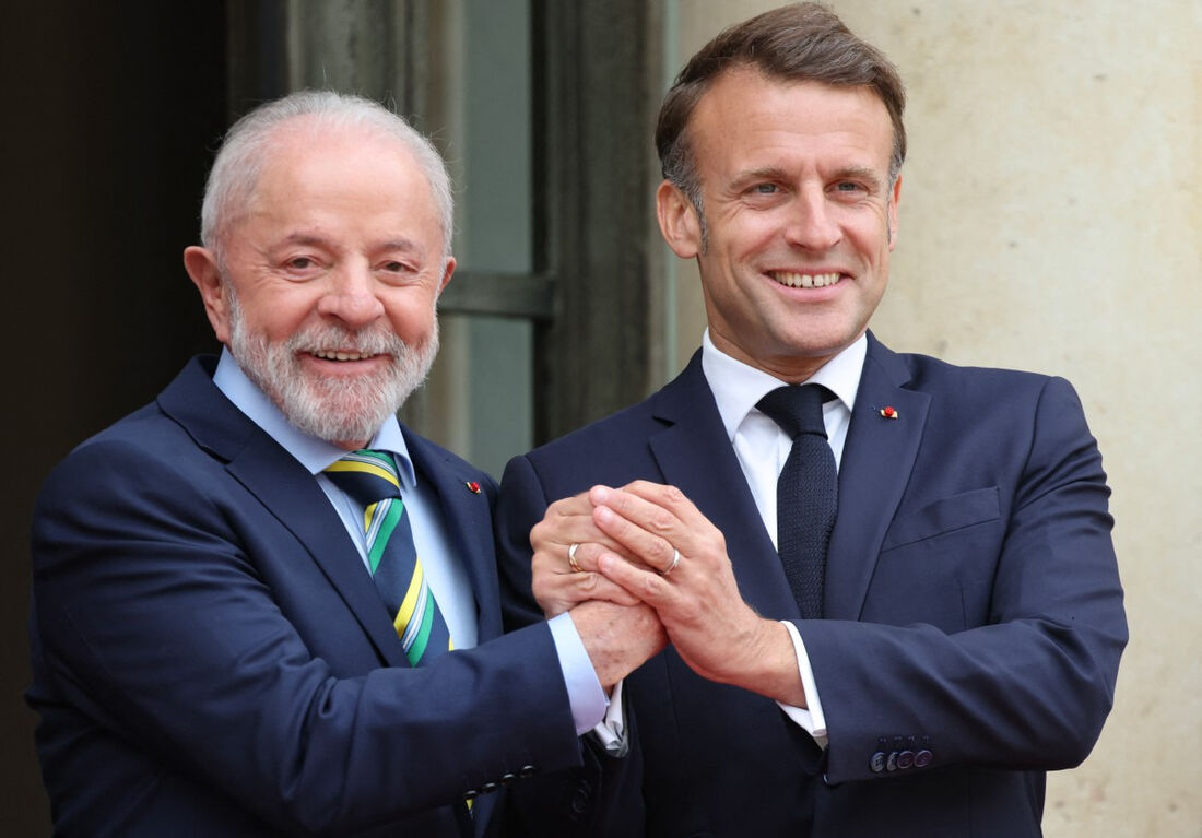 Lula inicia visita à França