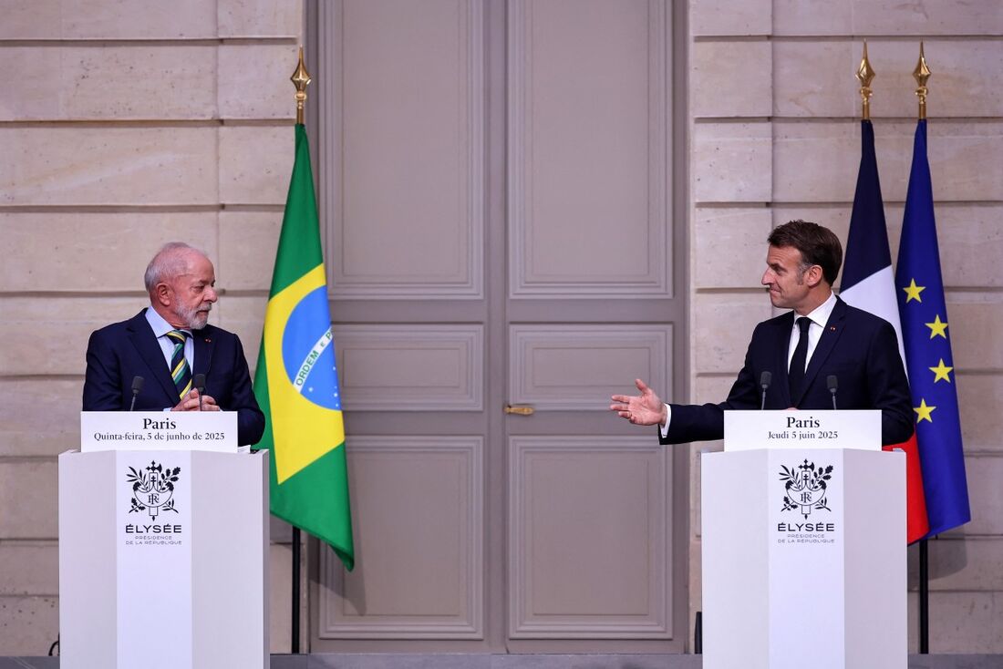 O presidente francês, Emmanuel Macron, e o presidente brasileiro, Luiz Inácio Lula da Silva, discursarão em uma coletiva de imprensa conjunta após uma reunião no Palácio Presidencial do Eliseu, em Paris, em 5 de junho de 2025. 