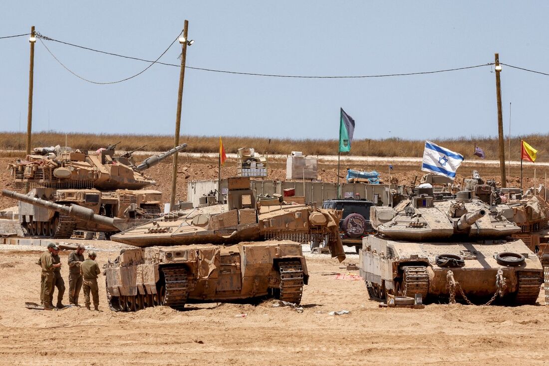 Tanques israelenses posicionados ao longo da fronteira com a Faixa de Gaza em 5 de junho de 2025 