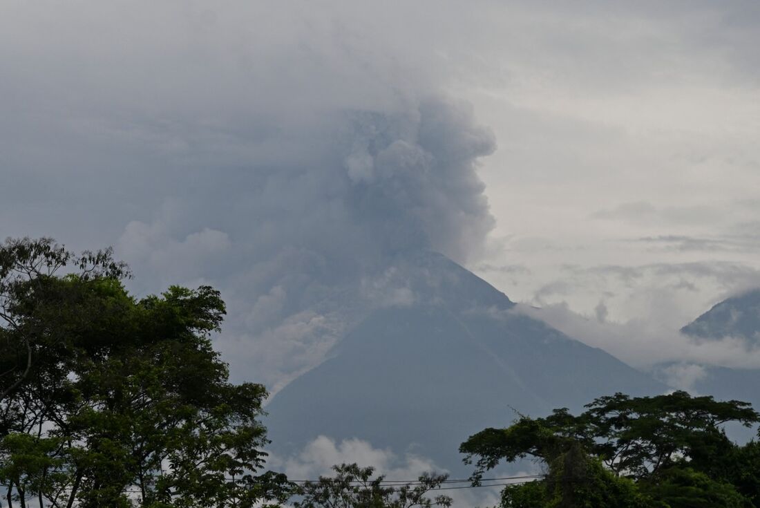 Fumaça sobe da cratera do Vulcão Fuego durante sua erupção em 5 de junho de 2025, vista de Escuintla, Guatemala.