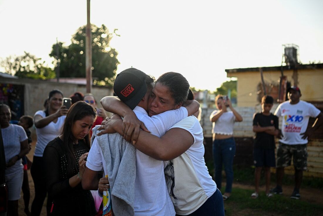 Jonferson Valera Yamarte (E) abraça sua mãe, Mercedes Yamarte, após chegar em casa em Maracaibo, Venezuela, em 10 de maio de 2025.