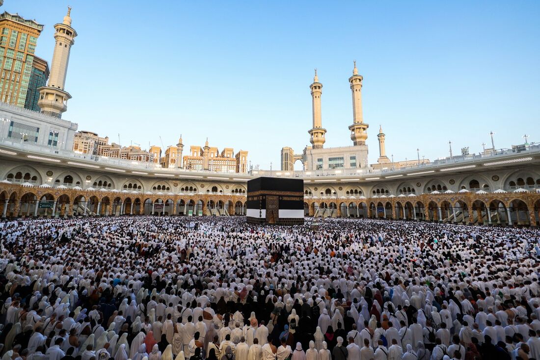 Muçulmanos participam de uma oração ao redor da Kaaba, o santuário mais sagrado do islamismo, no complexo da Grande Mesquita em Meca, em 6 de junho de 2025