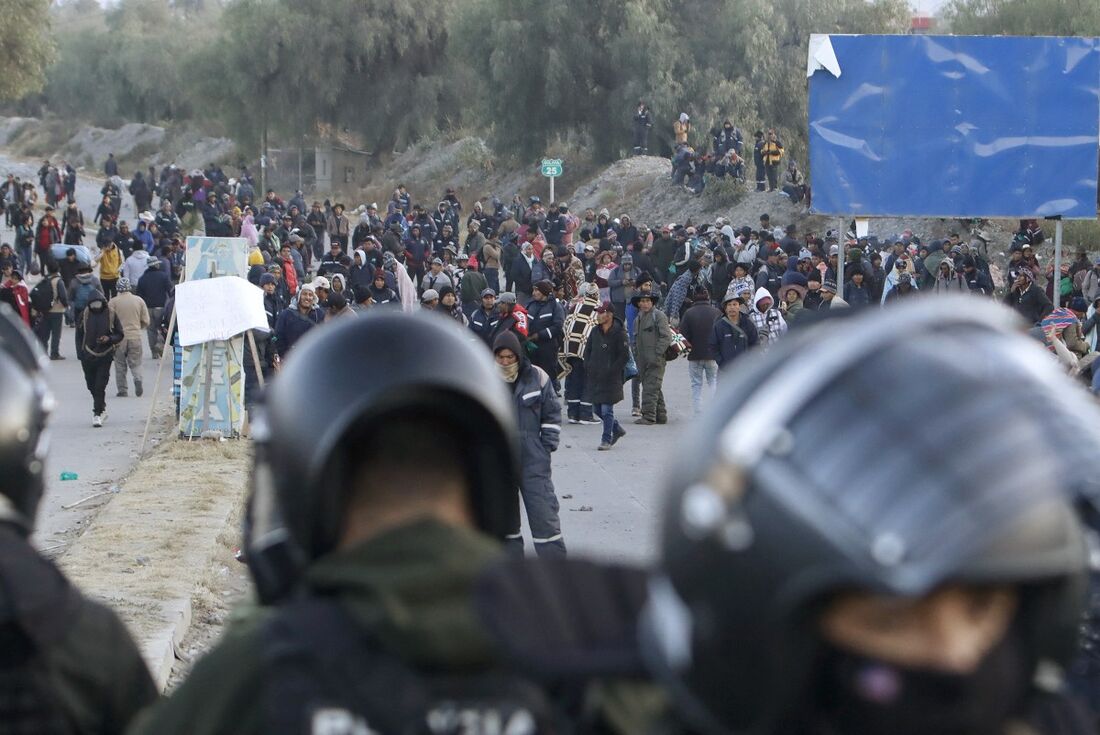 Apoiadores do ex-presidente Evo Morales bloqueiam uma estrada para protestar contra o governo do presidente Luis Arce em Vinto, Bolívia