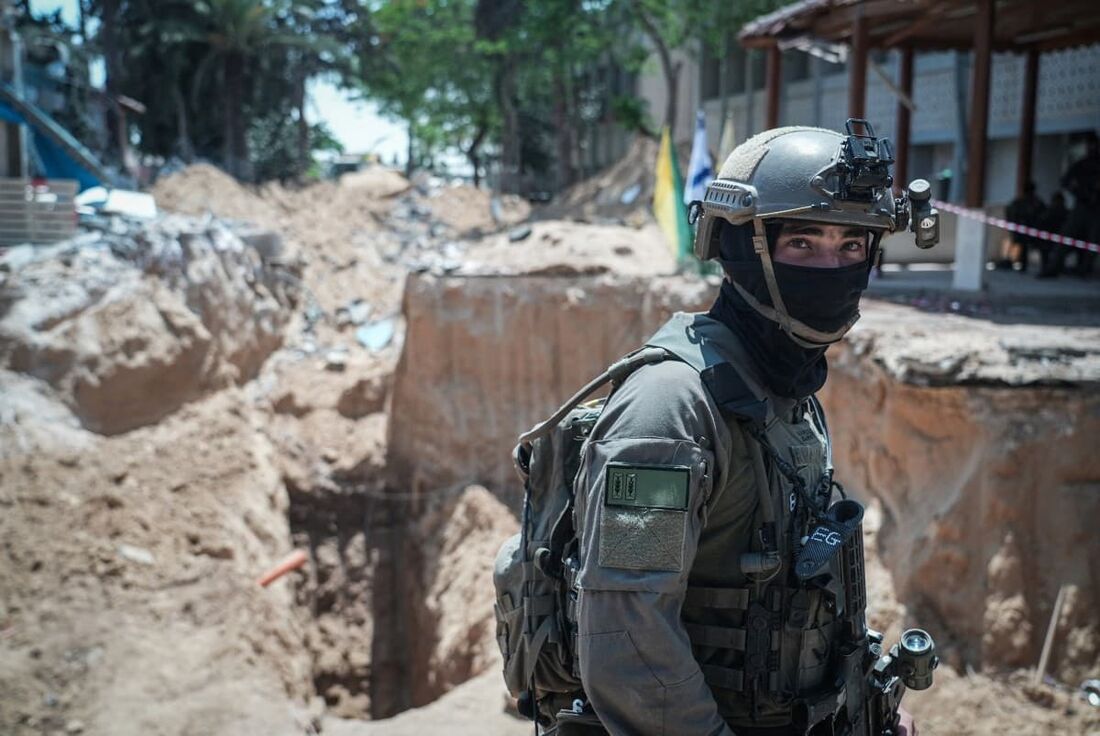 Soldado israelense em pé em frente a um túnel no Hospital Europeu, durante uma invasão na Faixa de Gaza