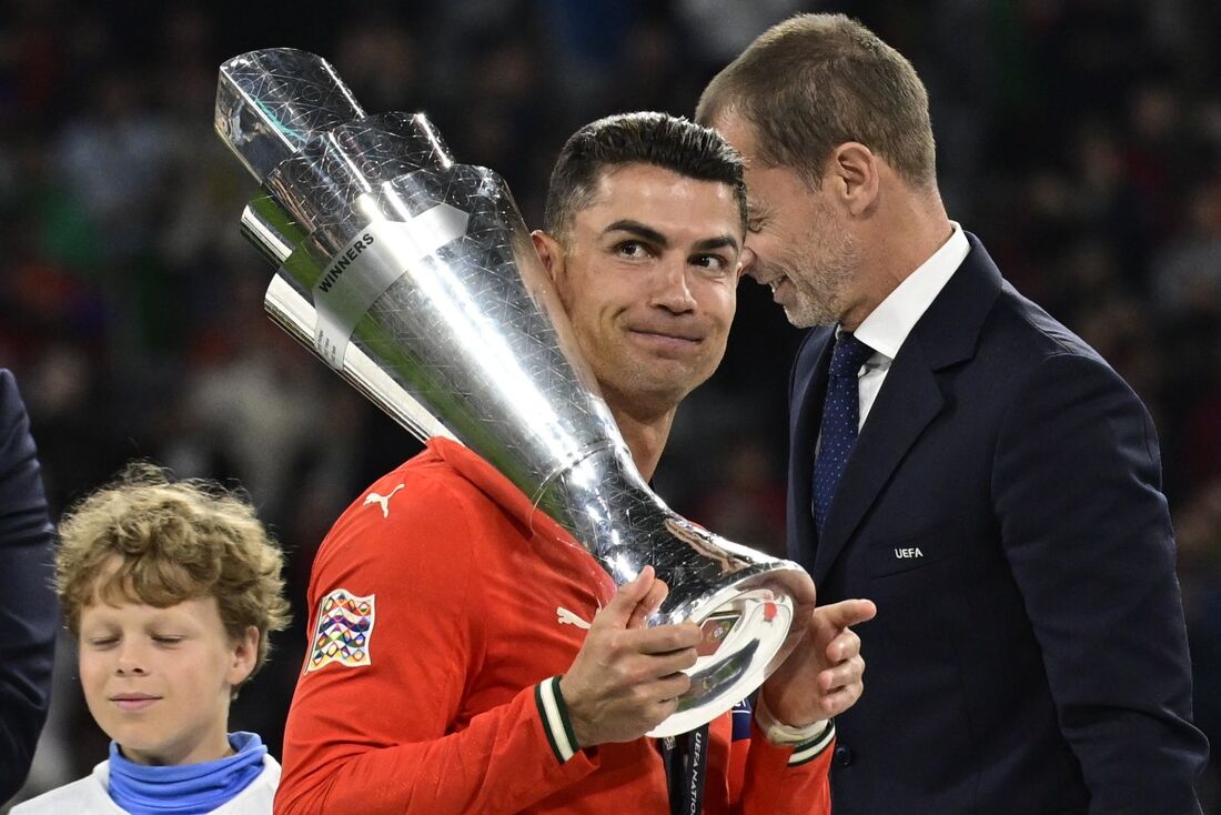 Cristiano Ronaldo levantou mais um troféu pela seleção de Portugal neste domingo (8)