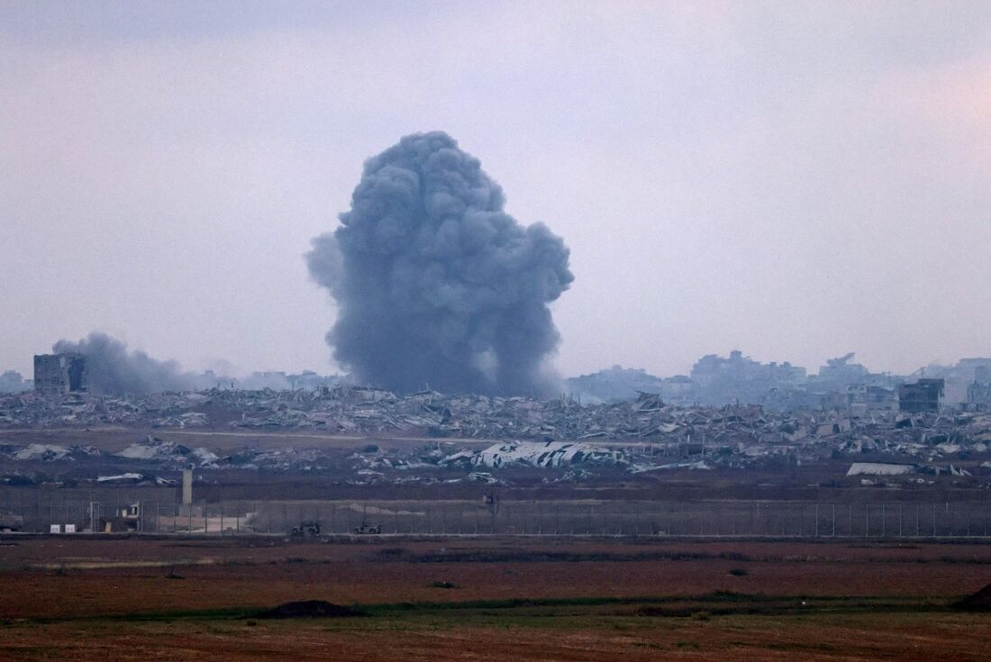 Uma foto tirada de uma posição na fronteira de Israel com a Faixa de Gaza mostra fumaça subindo no território palestino sitiado após ataques israelenses