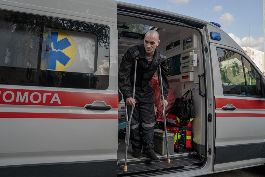 Um soldado ucraniano ferido sai de um carro de emergência na região de Chernygiv após uma troca de prisioneiros em 10 de junho de 2025.