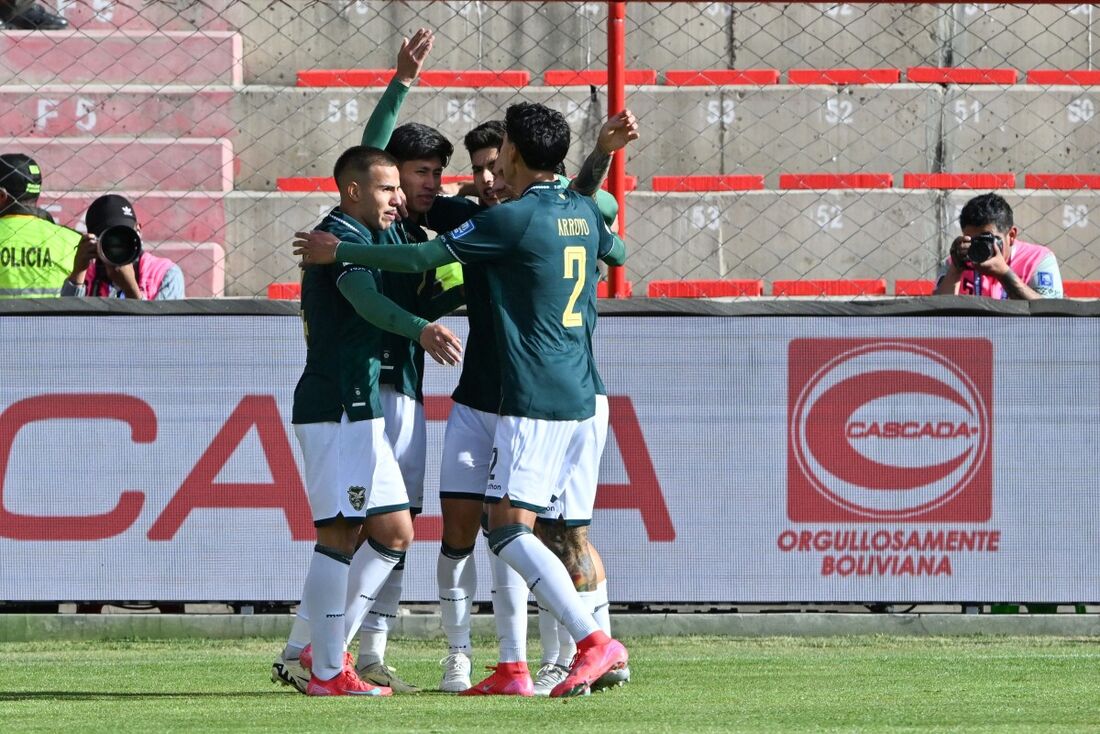 Bolivianos celebram o gol marcado por Miguelito