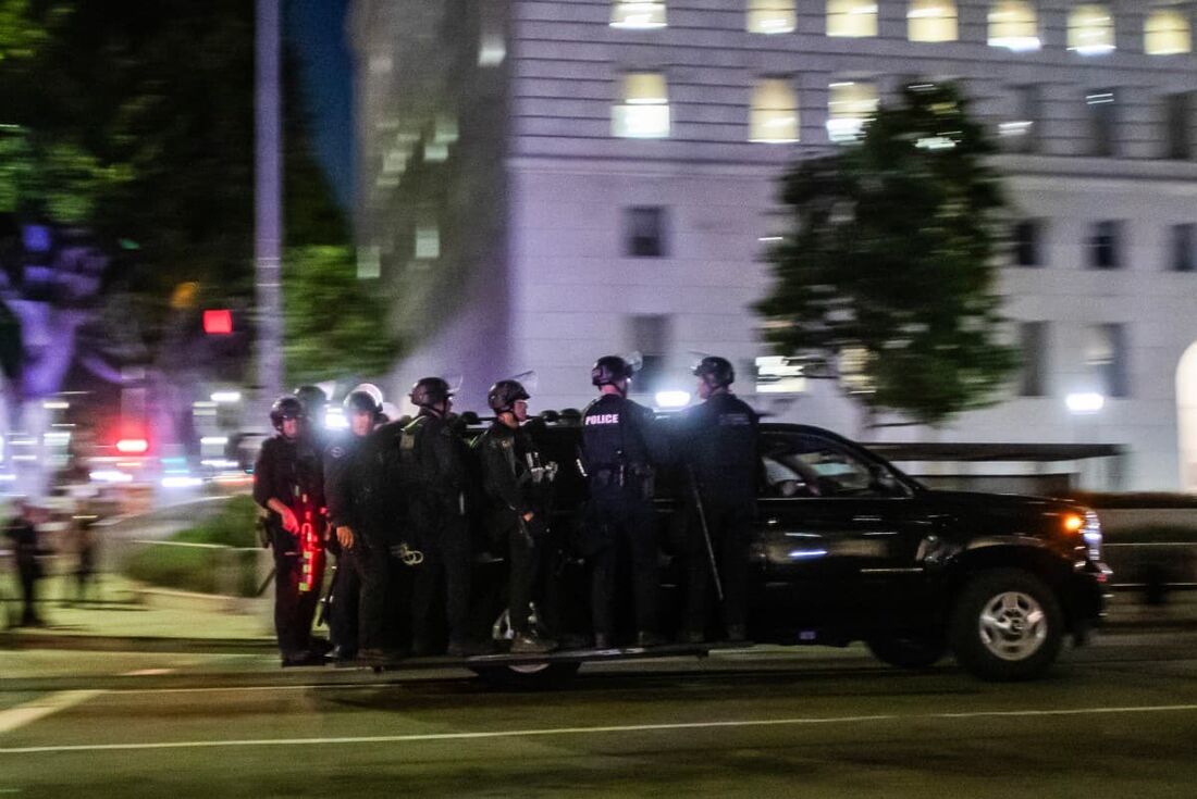 Polícia Metropolitana de Los Angeles em seu veículo perto da Prefeitura