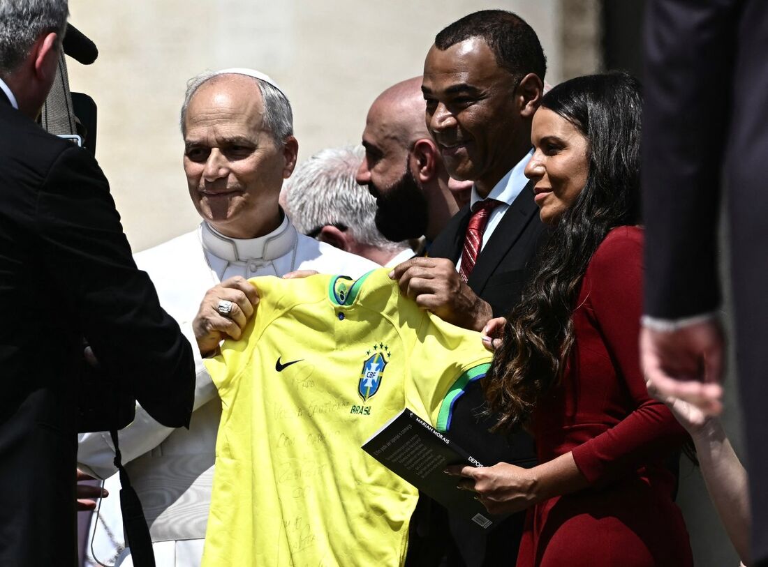 Papa Leão XIV aparece em foto com ex-lateral-direito Cafu