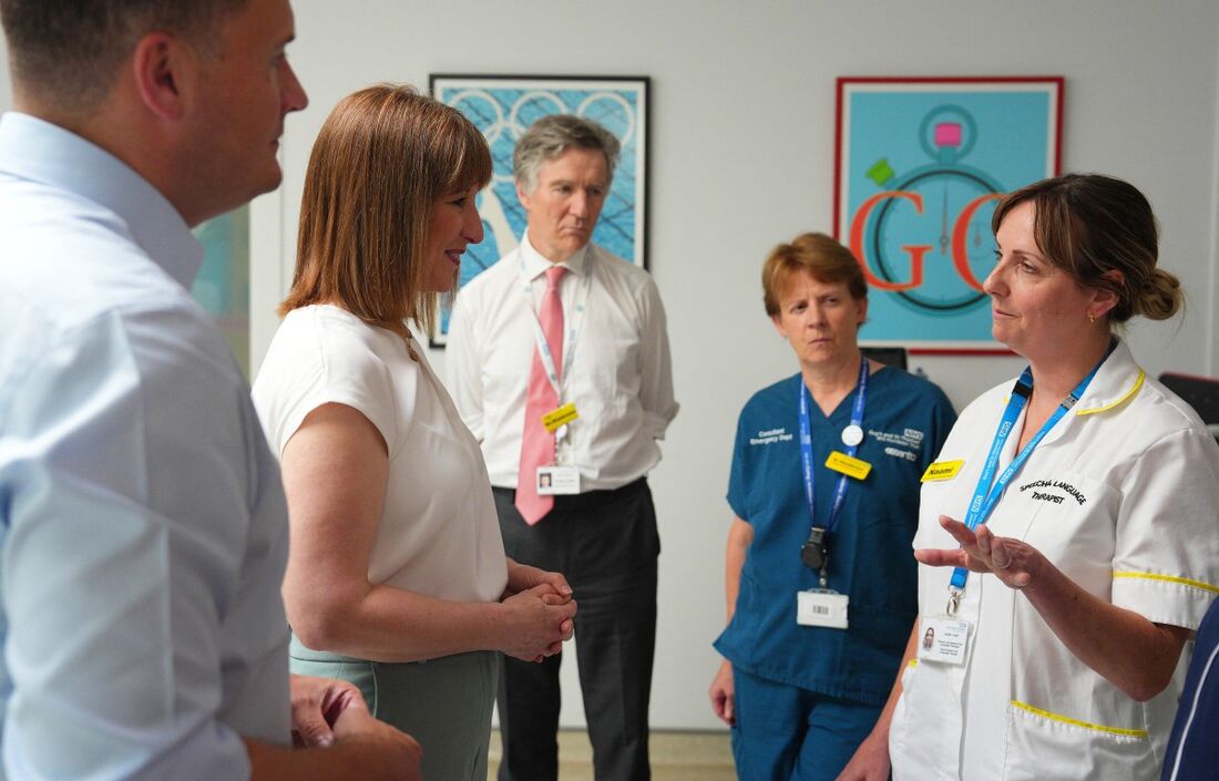 A Chanceler do Tesouro britânico, Rachel Reeves (2ª à esquerda), e o Secretário da Saúde britânico, Wes Streeting (à esquerda), conversam com a equipe do Departamento de Ambulatórios durante uma visita ao Hospital St. Thomas, em Londres