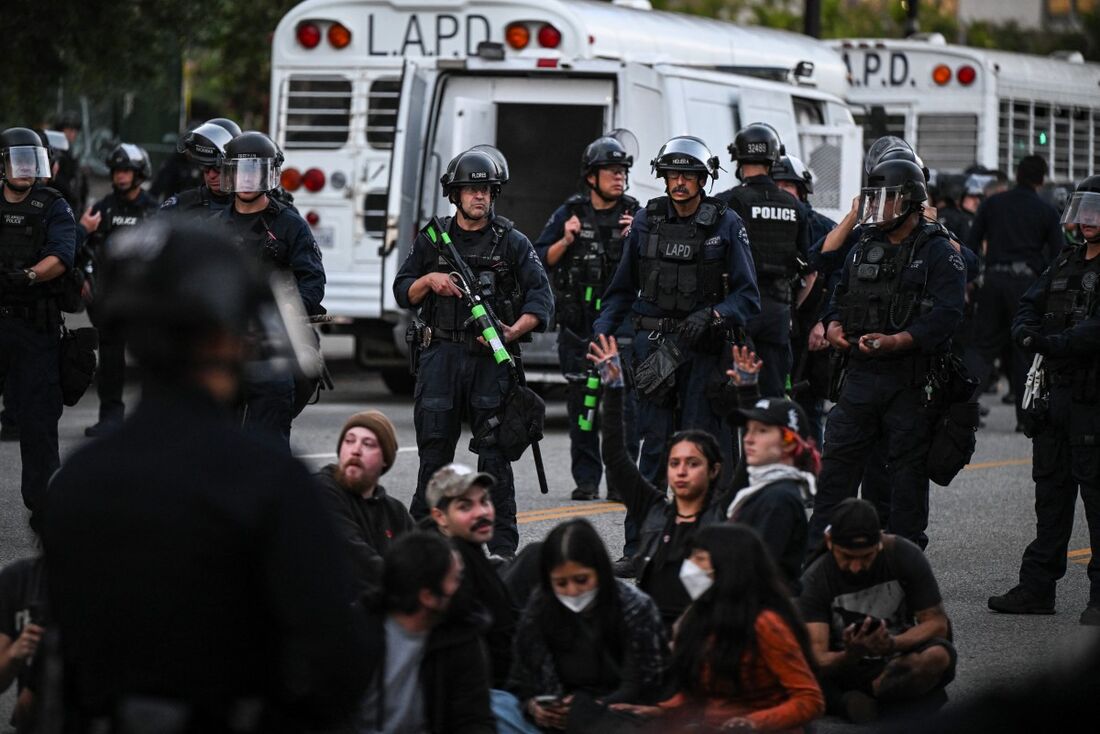 Policiais cercam manifestantes presos após uma manifestação contra as operações federais de imigração perto da Prefeitura de Los Angeles, em Los Angeles, em 11 de junho de 2025. 