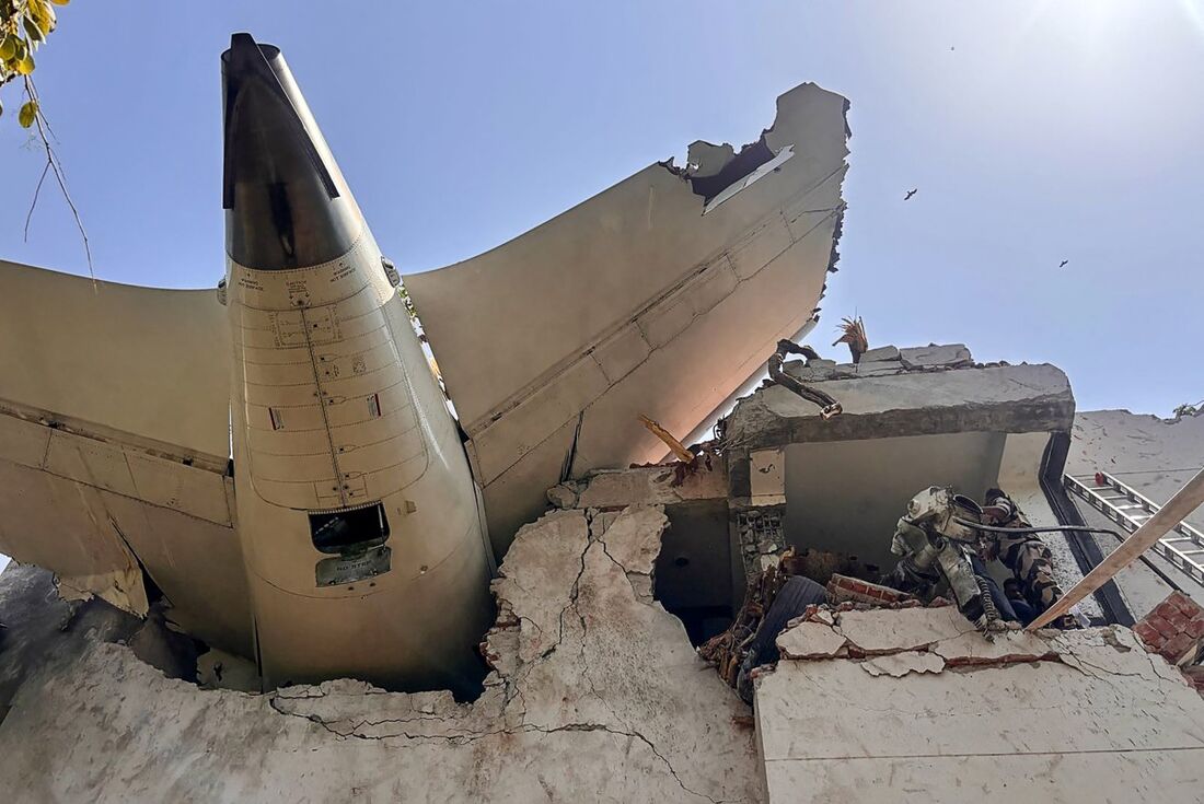 Parte traseira de um avião da Air India após cair em uma área residencial perto do aeroporto em Ahmedabad